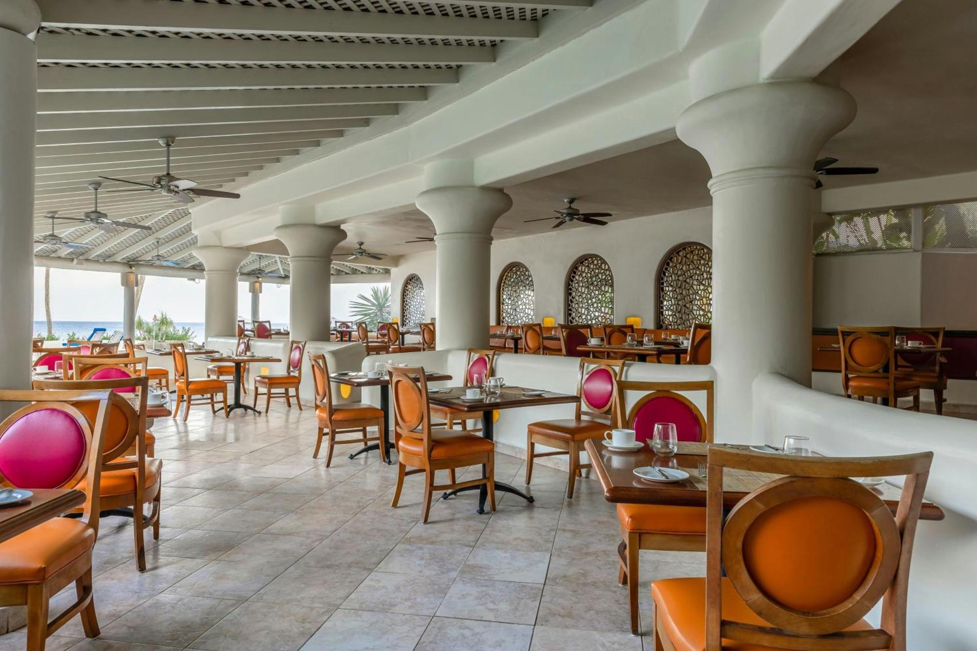 Crystal Cove By Elegant Hotels - All-Inclusive Saint James Esterno foto
